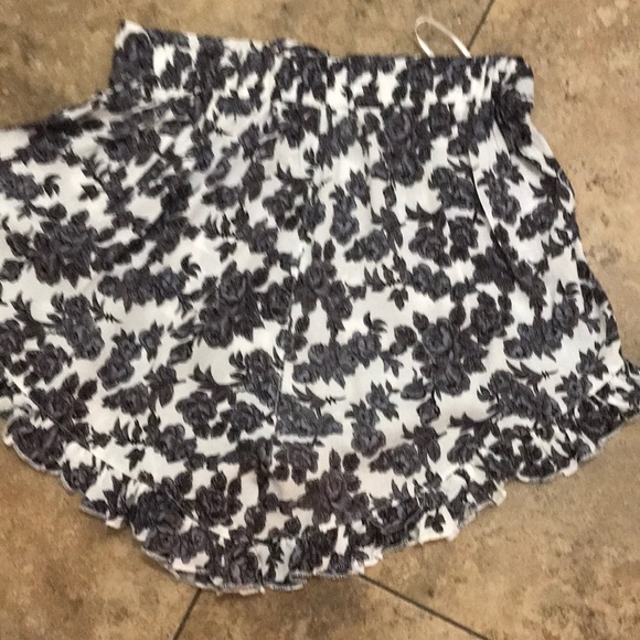 Flowy high waisted ruffle shorts purchased from LF - Picture 3 of 3